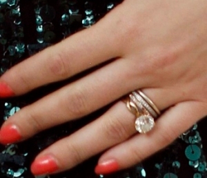 ScarJo's simple classic engagement ring from Ryan Reynolds